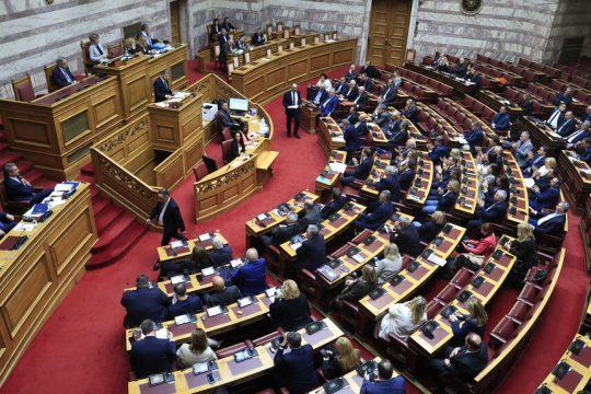 Αλλεπάλληλες συγκρούσεις για τα «γαλάζια» σκάνδαλα στη Βουλή